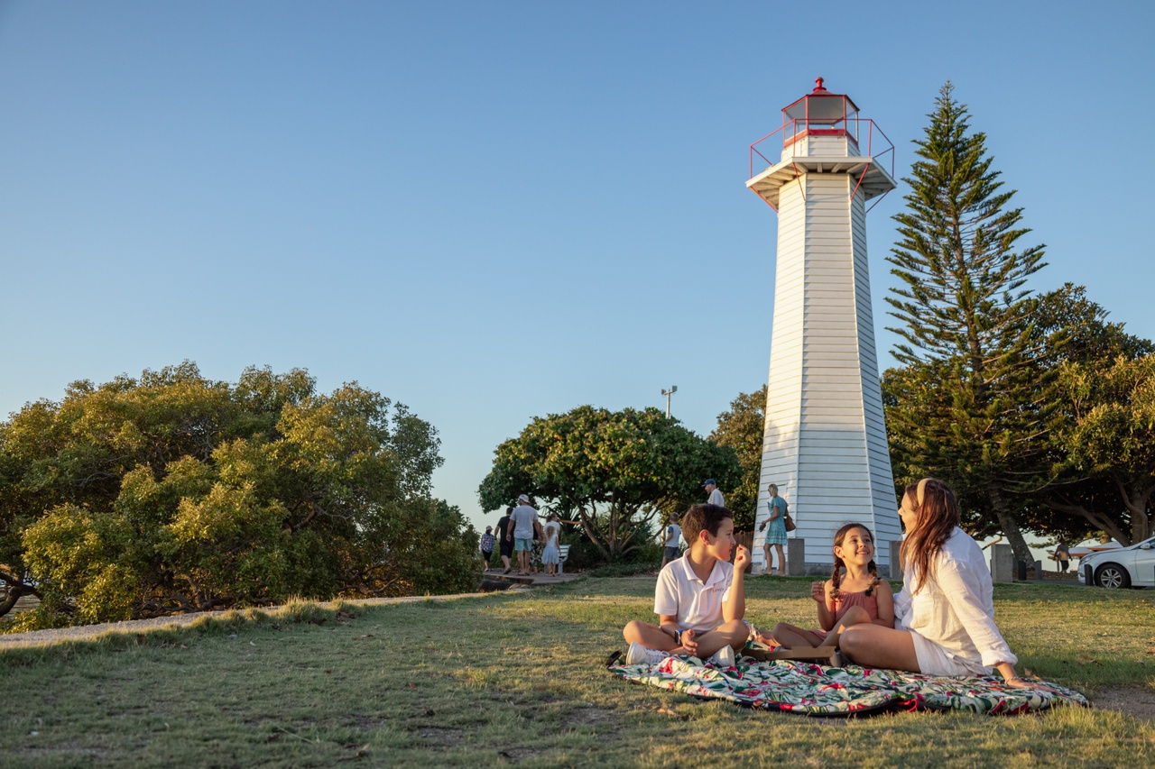 Redlands Coast_Cleveland_Cleveland Lighthouse_Family picnic under lighthouse_2023_Landscape